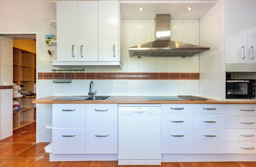 Malaga-Este House | Holiday Home 'New House In Malaga Nature' with Mountain Views, Wi-Fi and Air Conditioning