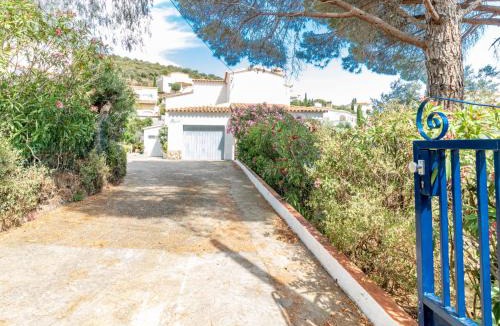 El Mas Fumats House | Holiday Home People I by Interhome