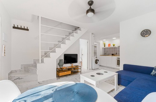 Torrevieja House | Holiday Home 'Tu Rincón Acogedor' with Shared Pool, Wi-Fi and Air Conditioning