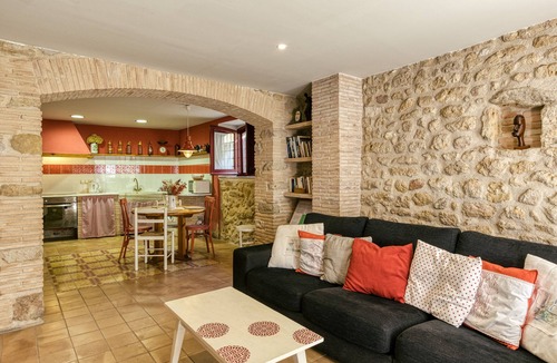 Orriols House | Holiday Home 'Vermella' with Wi-Fi