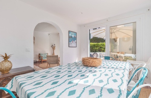 Es Castell House | Holiday Home “Villa Sol Del Este, Es Castell” with Sea View, Wi-Fi and Air Conditioning