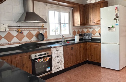 Costa del Sol House | Holiday Home 'Villa Famara' with Mountain View, Wi-Fi and Air Conditioning