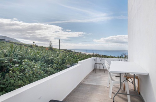 Tazacorte House | Holiday Home 'Villa Los Aguacateros' with Private Terrace, Wi-Fi and Air Conditioning