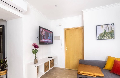 La Trinidad Apartment | Holidays2Malaga Carril & 5G WIFI & Ideally for working & Sat TV