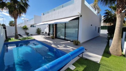 Los Alcazares Villa | Holidoo Travel "Villa Deluxe"