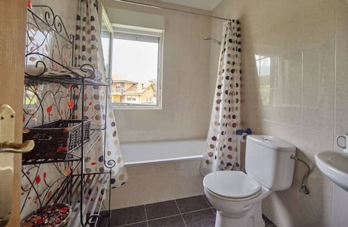 Ribamontan al Monte House | Home in Cubas · 4 bedrooms · 6 beds · 3 baths