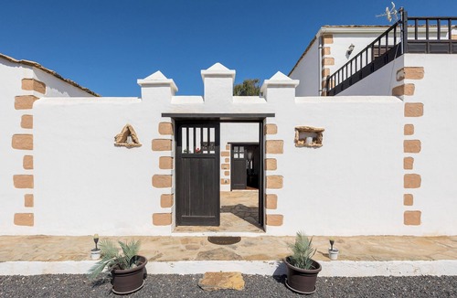 Triquivijate Apartment | Home2Book La Molina B, Cozy Country House
