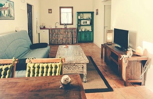 Canamero House | Homerez - Beautiful house for 4 ppl. with shared pool and terrace at Cañamero