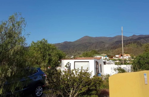 Los Llanos de Aridane House | Homerez - House 9 km away from the beach for 4 ppl. with shared pool and terrace