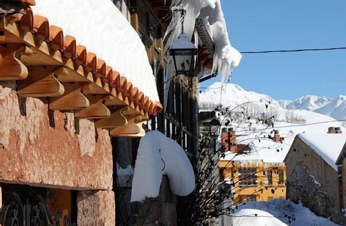 Puebla de Lillo Cottage | Hospital del Caminante I. 4 Bedrooms with double bed and bathroom. 8+1 (9p)