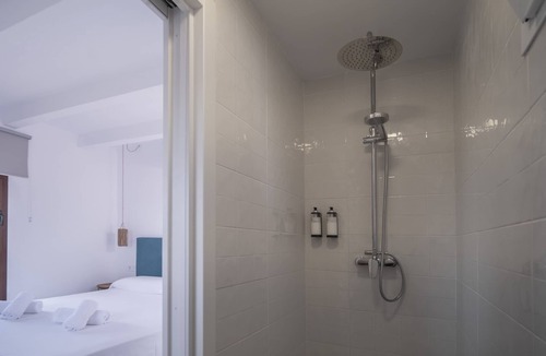 Cala en Porter Hostel | Hostal Castell de Lô