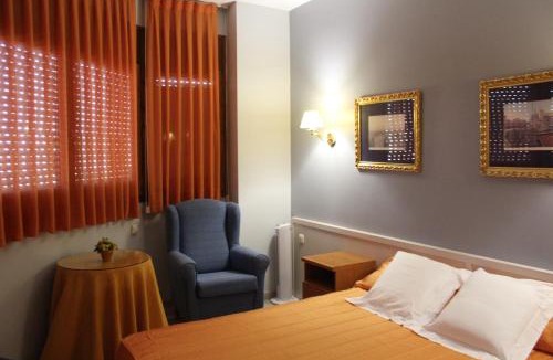 Tona House | Hostal Montserrat