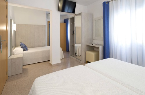 Sant Antoni de Portmany Hostel | Hostal Roca