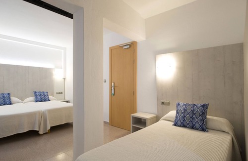 Sant Antoni de Portmany Hostel | Hostal Roca