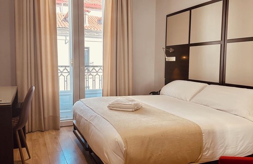 Literary Quarter Hostel | Hostal Sol Square Madrid