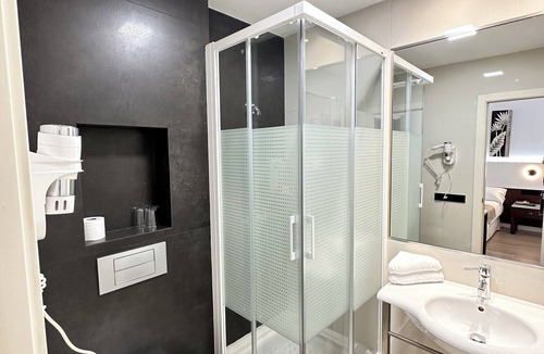 Literary Quarter Hostel | Hostal Sol Square Madrid