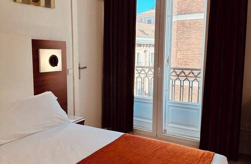 Literary Quarter Hostel | Hostal Sol Square Madrid