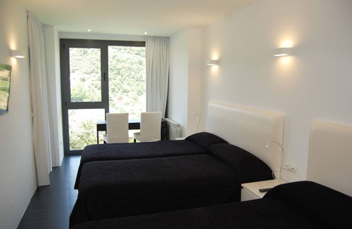Villafranca del Bierzo Hostel | Hostal Tres Campanas