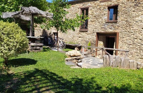 Triacastela Hostel | Hostel ∙ 3 guests