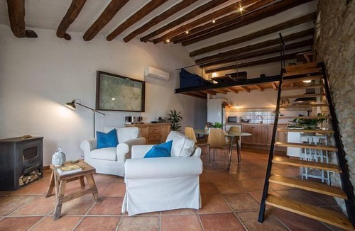Torroella de Fluvia Cottage | House-apartment in Masia del S. XVII 5 km. of the beach