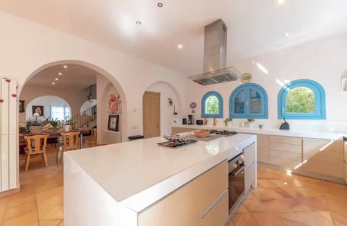 Olivella House | House in the hills of Sitges with garden and pool, for families and groups.