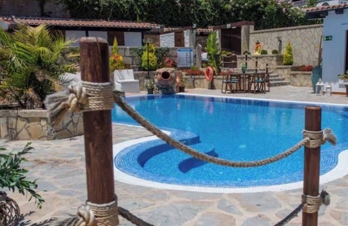 Los Gavilanes House | House with a Private Pool and Wi-Fi