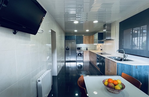 Sils House | House with garden and private pool, basketball court, wifi. On the Costa Brava.