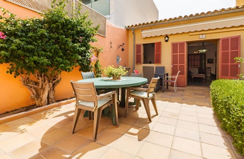 El Molinar House | House with patio garden near the sea