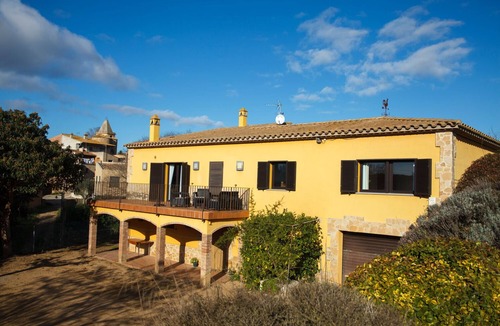 Llampaies House | House with private pool, isolated and very quiet at the end of town.