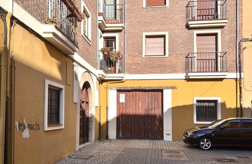 Old Town Apartment | Housing León Santa Marina-roman wall
