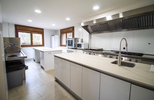 El Rasillo de Cameros Cottage | ideal for large families, pets allowed, garden, barbecue, fireplace