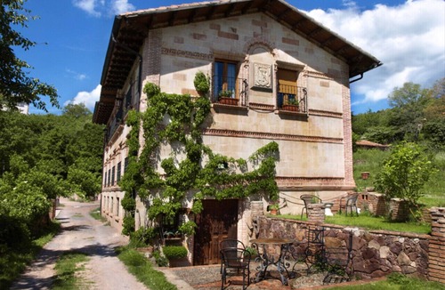 El Rasillo de Cameros Cottage | ideal for large families, pets allowed, garden, barbecue, fireplace