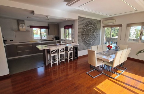 Torremolinos House | Impressive Villa Paraíso with Pool, Jacuzzi, Wi-Fi & Air Conditioning