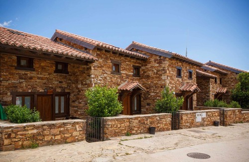 Horcajuelo de la Sierra Ski Chalet | In the house the Corco you can enjoy a terrace with barbecue and front yard