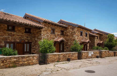 Horcajuelo de la Sierra Ski Chalet | In the Maillo house you can enjoy a terrace with barbecue and a front patio