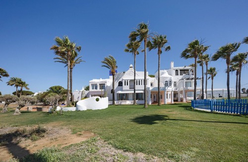 Chipiona Apartment | Isla Verde 3: Sunset Room in a Tranquil Villa in Cadiz