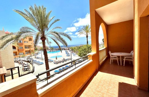 San Miguel de Abona Apartment | Junior Suite with Wifi, AC and pool, well connected in the South of Tenerife