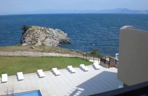 L'Escala Apartment | L'escala: Seafront - Residence with swimming pool - Bay of Roses and Pyrenees views
