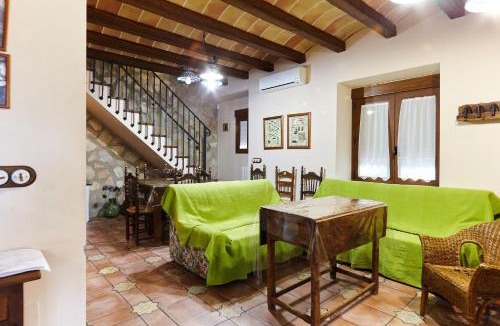 Martos House | La Acacia