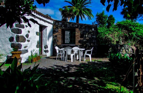 Brena Baja House | La Bodega casa rural con piscina y jardines