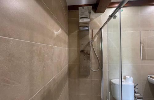 Buron Apartment | La Era de Lario habitación con Jacuzzi
