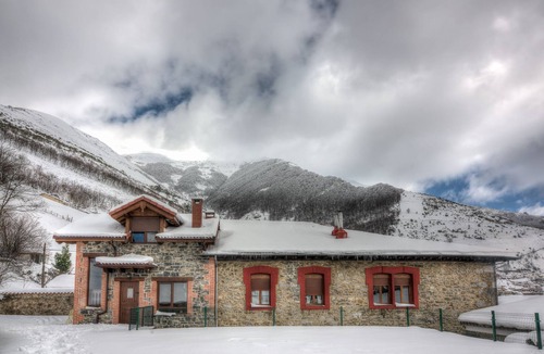 Pajares Cottage | `LA PICAROTA´ - Real Pajares Inn. Country Apartment