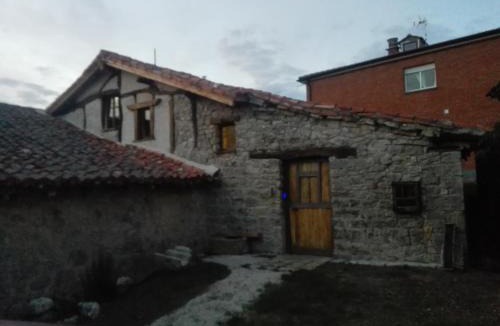 Atapuerca Hostel | La plazuela verde