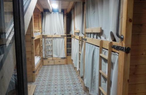 Atapuerca Hostel | La plazuela verde