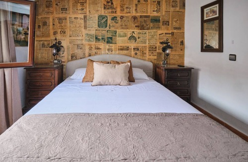Arenas del Rey Bed & Breakfast | La Resinera Luxury Bedroom, the newspaper room.