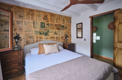 Arenas del Rey Bed & Breakfast | La Resinera Luxury Bedroom, the newspaper room.