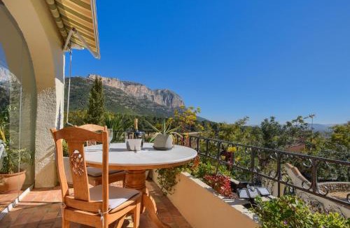 Jesus Pobre Villa | Ladera by Aguilarent