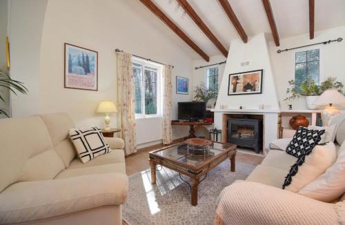 Jesus Pobre Villa | Ladera by Aguilarent