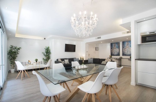 Barri Vell - Santa Creu Apartment | Large 4BR with AC Steps to the Beach