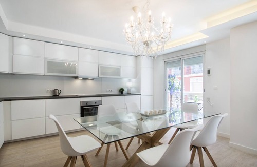 Barri Vell - Santa Creu Apartment | Large 4BR with AC Steps to the Beach